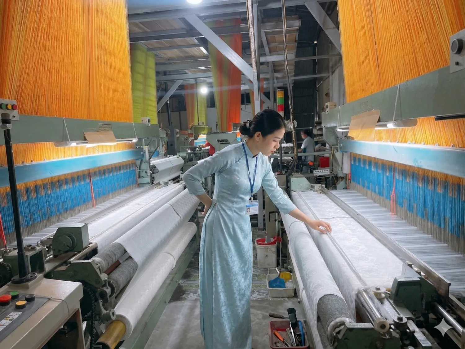 Người phụ nữ mặc áo dài bên khung dệt lụa Nha Xá
