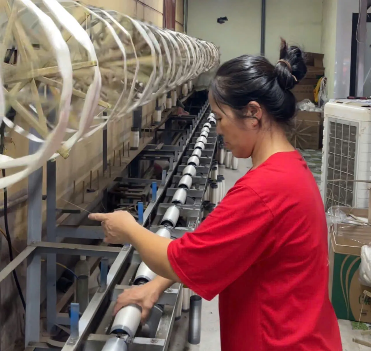 Thợ Nha Xá đang đánh ống sợi tơ